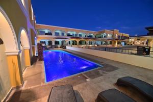 una piscina en medio de un edificio en Hotel San Ignacio Inn en Torreón