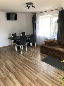 Svetainės erdvė apgyvendinimo įstaigoje Apartament i pokoje u Piotra