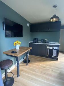 A kitchen or kitchenette at Little Woodbine
