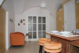 una cucina con bancone, due sedie e un tavolo di Casetta Melograno a Fasano