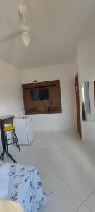 ein Wohnzimmer mit einem Flachbild-TV an der Wand in der Unterkunft Hostel aiuruoca in Aiuruoca