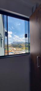 ein Fenster in einem Zimmer mit Blick auf den Flughafen in der Unterkunft Hostel aiuruoca in Aiuruoca