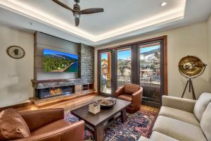 un soggiorno con camino e TV di Luxury Three Bedroom Residence steps from Heavenly Village condo a South Lake Tahoe