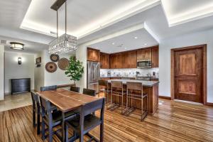 una cucina con mobili in legno, tavolo e sedie in legno di Luxury Three Bedroom Residence steps from Heavenly Village condo a South Lake Tahoe