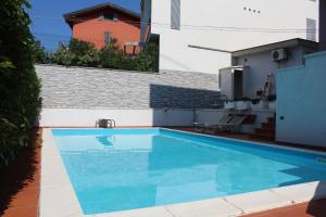Bazén v ubytovaní Garda fantasy green jacuzzi sauna piscina alebo v jeho blízkosti
