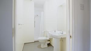 bagno bianco con servizi igienici e lavandino di Waterford City Campus - Self Catering a Waterford