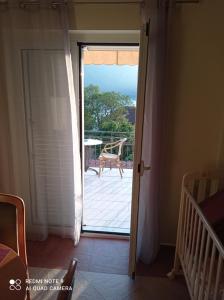 eine offene Tür, die zu einer Terrasse mit einem Tisch führt in der Unterkunft Apartmani BOBO in Kotor