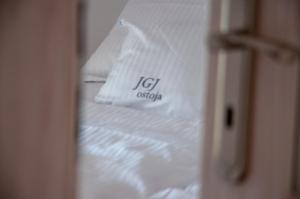 un primer plano de una almohada blanca en una cama en JGJ Ostoja, en Puck