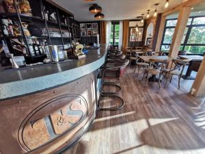 Lounge alebo bar v ubytovaní Les Terrasses de Saumur - Hôtel & Appartements - Restaurant & Spa (Logis)