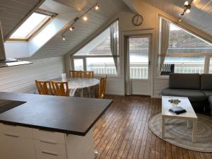 eine Küche und ein Wohnzimmer in einem winzigen Haus in der Unterkunft Flott sjøhus rett ved Saltstraumen in Saltstraumen