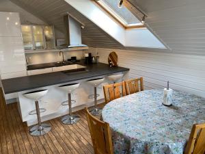 cocina con mesa y encimera en Flott sjøhus rett ved Saltstraumen, en Saltstraumen