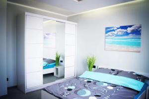 a bedroom with a bed and a large mirror at Apartament U Bosmana in Dźwirzyno