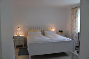 Un pat sau paturi într-o cameră la Schöne Ferienwohnung vor den Toren Pullman Citys zwei