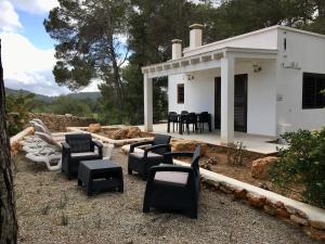 a group of black chairs in front of a house at CASA RIBAS in Santa Eularia des Riu