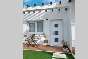 una casa bianca con patio arredato con tavolo e sedie di Casa 37 - Country Home a Terrugem