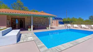 Bazén v ubytování Holiday Home Gimino by Rent Istria nebo v jeho okolí