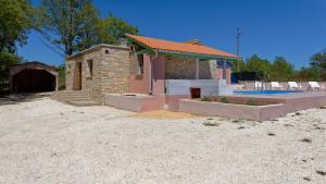 Bazén v ubytování Holiday Home Gimino by Rent Istria nebo v jeho okolí