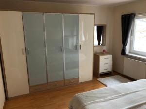 Posteľ alebo postele v izbe v ubytovaní Ferienwohnung Stiftsgartenblick