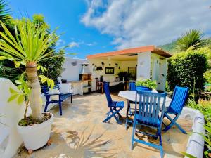 un patio con sillas azules y una mesa en CASA DIEGO en Tegueste