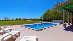 Bazén v ubytování Holiday Home Gimino by Rent Istria nebo v jeho okolí