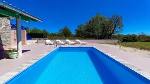 Bazén v ubytování Holiday Home Gimino by Rent Istria nebo v jeho okolí