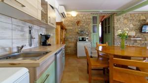 Kuchyň nebo kuchyňský kout v ubytování Holiday Home Gimino by Rent Istria