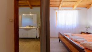 Postel nebo postele na pokoji v ubytování Holiday Home Gimino by Rent Istria