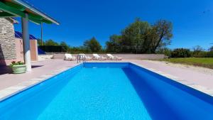Bazén v ubytování Holiday Home Gimino by Rent Istria nebo v jeho okolí