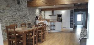 una cucina e una sala da pranzo con tavolo e sedie di Le Montagnon a Laruns