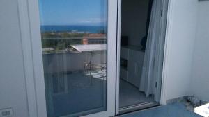 einen Balkon mit Meerblick und einen Tisch in der Unterkunft Appartamento in Residence Pollio in Policastro Bussentino