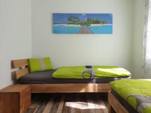 ein Schlafzimmer mit 2 Betten und einem Wandgemälde in der Unterkunft Haus St.Martin in Zermatt