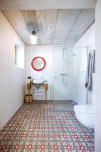 ベルヒテスガーデンにあるFerienapartment Gasötz Berchtesgadenの浴槽、洗面台、トイレを備えたバスルーム