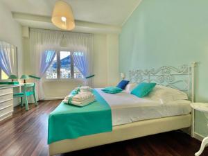 una camera da letto con un grande letto con cuscini blu di B&B Tina a Piano di Sorrento