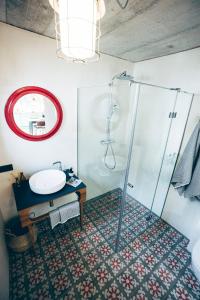 ein Bad mit einer Dusche, einem Waschbecken und einem WC in der Unterkunft Ferienapartment Gasötz Berchtesgaden in Berchtesgaden