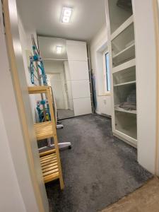 um quarto com um closet com uma escada em Luxus Apartament em Ammersbek