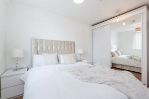 Ένα ή περισσότερα κρεβάτια σε δωμάτιο στο *Spacious-Modern One Bed Flat. Riverside Location*