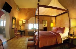 1 dormitorio con cama con dosel en una habitación en La Perla Hotel Boutique B&B, en Guadalajara