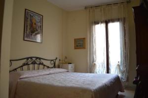 a bedroom with a bed and a window at Hotel Locanda Salieri in Venice