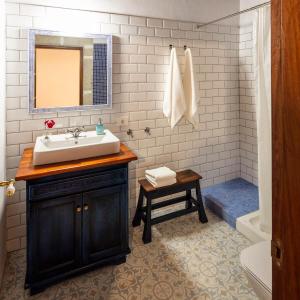 een badkamer met een wastafel en een spiegel bij El Sitio de la Casa in Arico el Nuevo