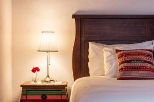 a bedroom with a bed and a table with a lamp at El Sitio de la Casa in Arico el Nuevo