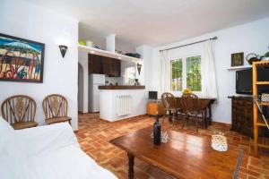 een woonkamer met een bed en een tafel en een keuken bij 4 persoons bungalow met gemeenschappelijk zwembad in Teulada