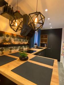 een keuken met zwarte muren en een houten aanrecht bij Apartament 5 in Mielno