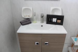 baño con lavabo y 2 urinarios en Paxos Rock Apartments, en Gáios