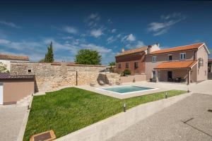 a backyard with a swimming pool and a house at Villa Ester in Pula