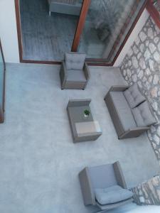 una vista sul soffitto di un patio con sedie e tavolo di VILA MIRA a Trebinje