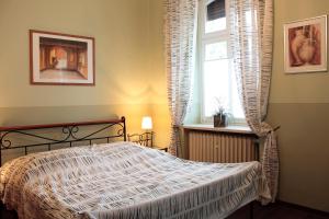 a bedroom with a bed and a window at Ferienhaus Sponheim in Traben-Trarbach