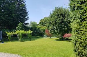 Ein Garten an der Unterkunft Velden - Villa right in the center with private parking