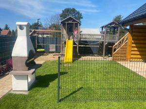 Plac zabaw dla dzieci w obiekcie Domki i Apartamenty Wieleń