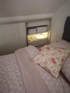 Un pat sau paturi într-o cameră la VILA MIRA
