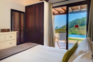 Un dormitorio con una cama y vista a un patio. en Villa Can Sans, en Cala San Vicente 38 fotos más